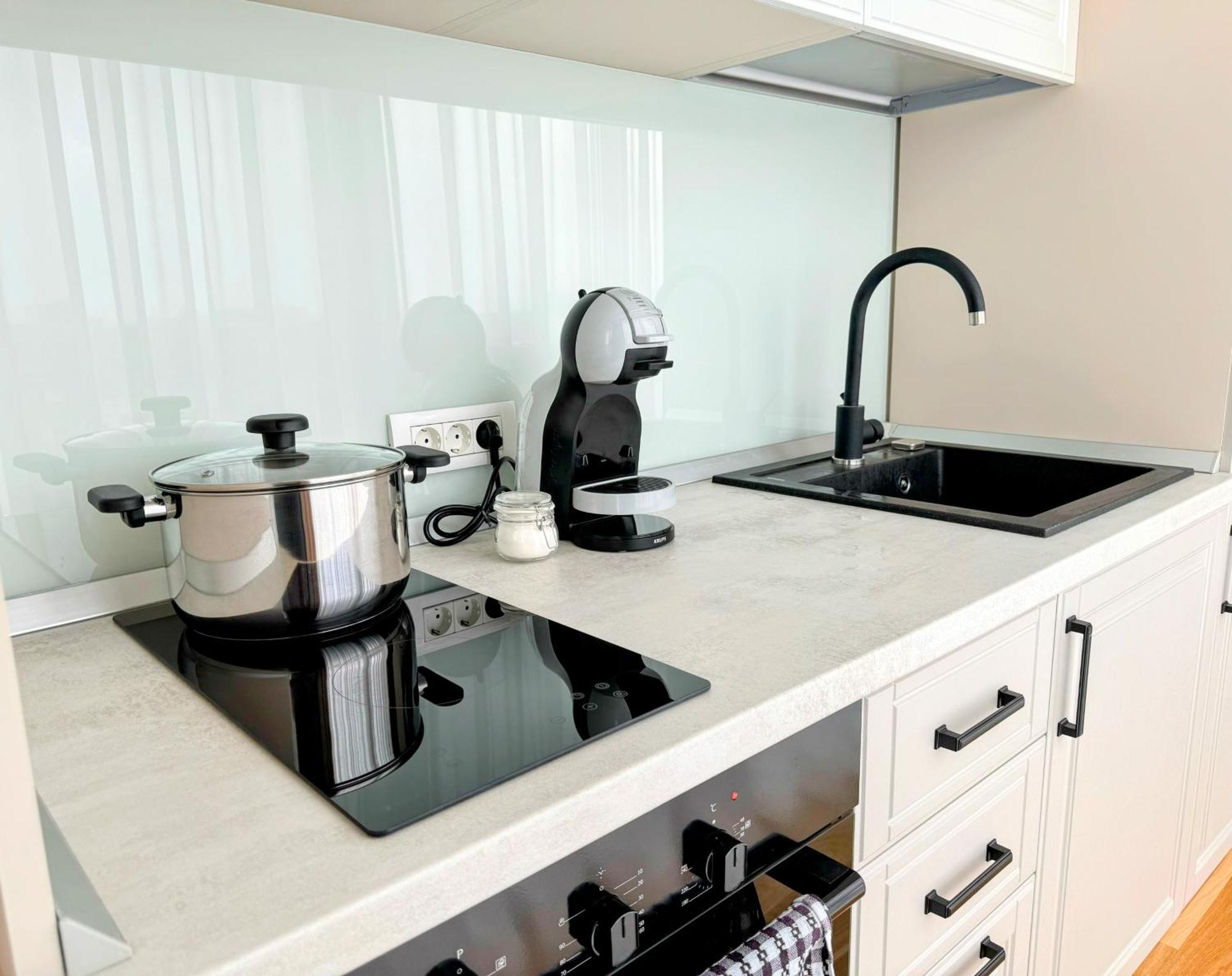Stylish Apartment Getaway With Self Check-In And Free Parking Lot Arad Exterior foto